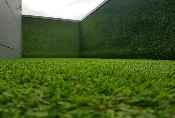 Césped artificial decorativo en jardín instalado en Boadilla del Monte