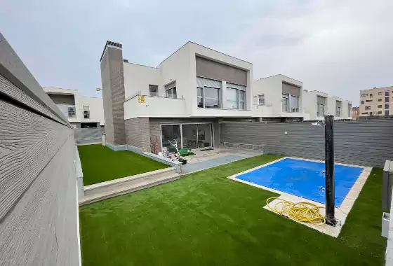 Césped artificial para piscinas instalado en Boadilla del Monte