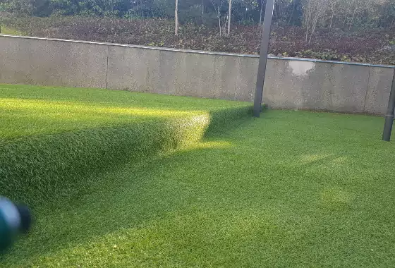 Instalación de césped artificial en jardín de Boadilla del Monte