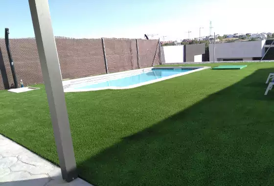 Instalación de césped artificial sobre hormigón en Boadilla del Monte