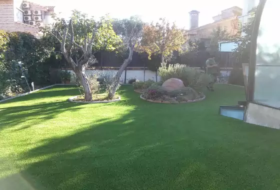 Jardín con césped artificial recién instalado en Boadilla del Monte